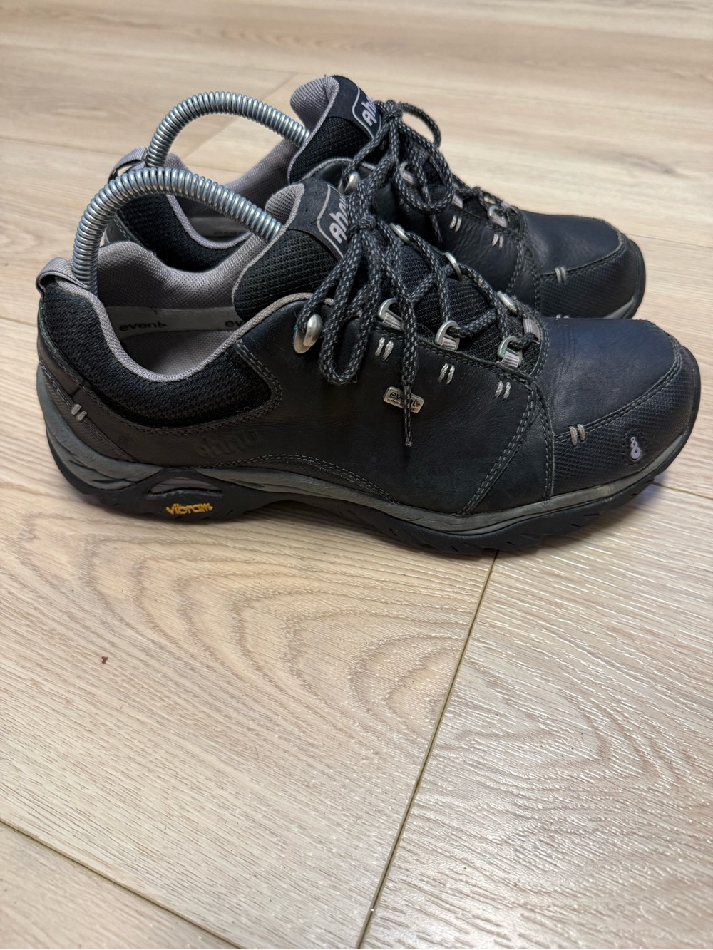 Ahnu Montara Il eVent Hiking Shoes in black, Vibram rubber outsole Women’s 9.5